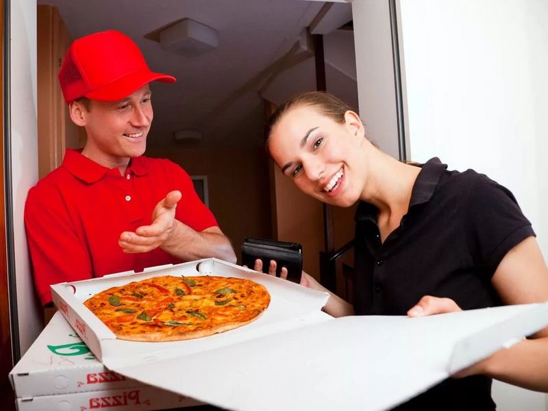 Курьер доставил пиццу девушке